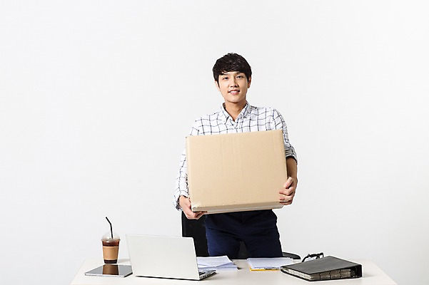 포토 JPG 스튜디오촬영 남자 비즈니스 모션 실내 정보기술 스마트라이프 한명 성인 30대 노트북 스마트기기 상자 한국인 네트워크 스마트 책상 국내포토 1 라이프스타일 가구 컨셉 기술 사람 동양인 내부 장년 전자제품 파일형식