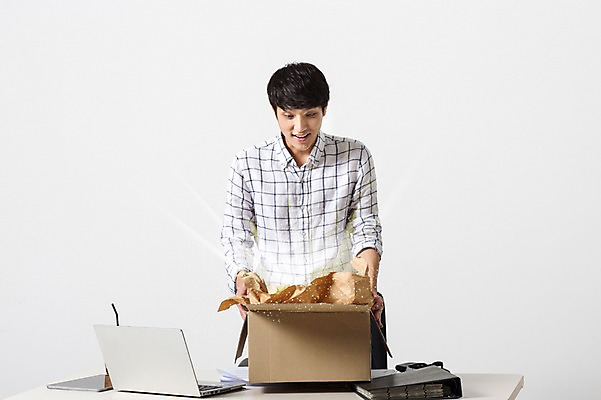 포토 JPG 스튜디오촬영 남자 비즈니스 모션 실내 정보기술 스마트라이프 한명 성인 30대 노트북 스마트기기 상자 한국인 네트워크 스마트 책상 열어보기 국내포토 1 라이프스타일 가구 컨셉 기술 사람 동양인 내부 장년 전자제품 파일형식