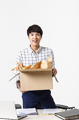 포토 JPG 스튜디오촬영 남자 비즈니스 모션 실내 정보기술 스마트라이프 한명 성인 30대 노트북 스마트기기 상자 한국인 네트워크 스마트 책상 열어보기 국내포토 1 라이프스타일 가구 컨셉 기술 사람 동양인 내부 장년 전자제품 파일형식