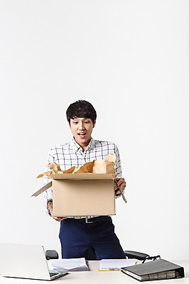 포토 JPG 스튜디오촬영 남자 비즈니스 모션 실내 정보기술 스마트라이프 한명 성인 30대 노트북 상자 놀람 한국인 네트워크 스마트 열어보기 국내포토 1 라이프스타일 감정 컨셉 기술 표정 사람 동양인 내부 장년 전자제품 파일형식