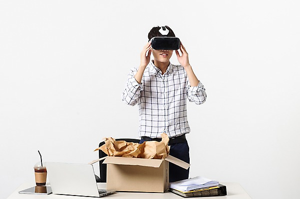 포토 JPG 스튜디오촬영 남자 커피 비즈니스 모션 실내 정보기술 스마트라이프 한명 성인 30대 스마트기기 상자 한국인 네트워크 종이컵 스마트 가상현실 오큘러스 VR기기 국내포토 1 라이프스타일 음료 컨셉 기술 사람 동양인 내부 컵 장년 전자제품 기계 일회용 파일형식