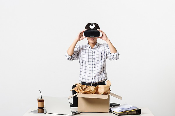 포토 JPG 스튜디오촬영 남자 커피 비즈니스 모션 실내 정보기술 스마트라이프 한명 성인 30대 스마트기기 상자 한국인 네트워크 종이컵 스마트 가상현실 오큘러스 VR기기 국내포토 1 라이프스타일 음료 컨셉 기술 사람 동양인 내부 컵 장년 전자제품 기계 일회용 파일형식