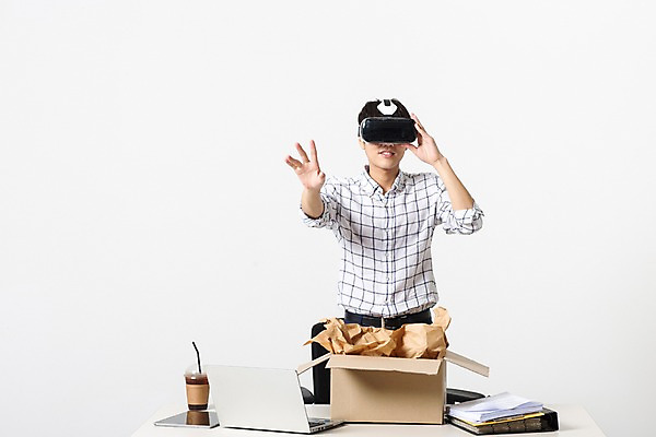 포토 JPG 스튜디오촬영 남자 커피 비즈니스 모션 실내 정보기술 스마트라이프 한명 성인 30대 스마트기기 상자 한국인 네트워크 종이컵 스마트 가상현실 오큘러스 VR기기 국내포토 1 라이프스타일 음료 컨셉 기술 사람 동양인 내부 컵 장년 전자제품 기계 일회용 파일형식