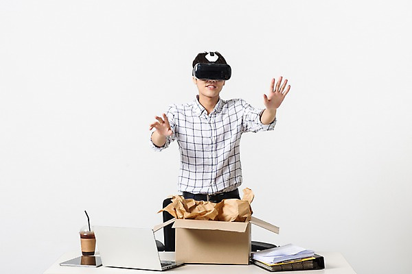 포토 JPG 스튜디오촬영 남자 커피 비즈니스 모션 실내 정보기술 스마트라이프 한명 성인 30대 스마트기기 상자 한국인 네트워크 종이컵 스마트 가상현실 오큘러스 VR기기 국내포토 1 라이프스타일 음료 컨셉 기술 사람 동양인 내부 컵 장년 전자제품 기계 일회용 파일형식