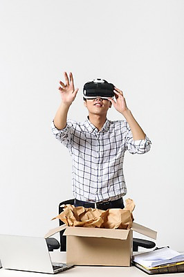 포토 JPG 스튜디오촬영 남자 비즈니스 모션 실내 정보기술 스마트라이프 한명 성인 30대 노트북 스마트기기 상자 한국인 네트워크 스마트 책상 가상현실 오큘러스 VR기기 국내포토 1 라이프스타일 가구 컨셉 기술 사람 동양인 내부 장년 전자제품 기계 파일형식