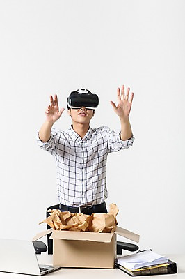 포토 JPG 스튜디오촬영 남자 비즈니스 모션 실내 정보기술 스마트라이프 한명 성인 30대 노트북 스마트기기 상자 한국인 네트워크 스마트 책상 가상현실 오큘러스 VR기기 국내포토 1 라이프스타일 가구 컨셉 기술 사람 동양인 내부 장년 전자제품 기계 파일형식