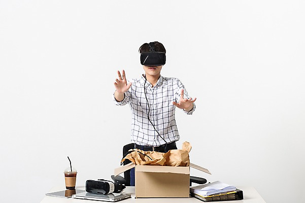 포토 JPG 스튜디오촬영 남자 비즈니스 모션 실내 정보기술 스마트라이프 한명 성인 30대 노트북 스마트기기 상자 한국인 네트워크 스마트 책상 가상현실 오큘러스 VR기기 국내포토 1 라이프스타일 가구 컨셉 기술 사람 동양인 내부 장년 전자제품 기계 파일형식