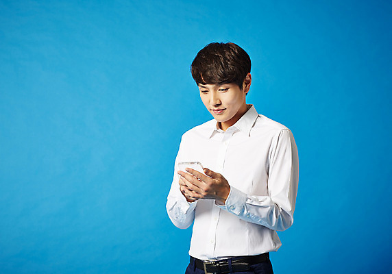 포토 JPG 스튜디오촬영 남자 비즈니스 모션 실내 정보기술 스마트라이프 한명 성인 30대 스마트폰 스마트기기 한국인 네트워크 스마트 국내포토 1 라이프스타일 컨셉 기술 사람 동양인 내부 장년 전자제품 핸드폰 파일형식