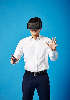 포토 JPG 스튜디오촬영 남자 비즈니스 모션 실내 정보기술 스마트라이프 한명 성인 30대 스마트기기 한국인 네트워크 스마트 가상현실 오큘러스 VR기기 국내포토 1 라이프스타일 컨셉 기술 사람 동양인 내부 장년 전자제품 기계 파일형식