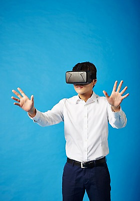 포토 JPG 스튜디오촬영 남자 비즈니스 모션 실내 정보기술 스마트라이프 한명 성인 30대 스마트기기 한국인 네트워크 스마트 가상현실 오큘러스 VR기기 국내포토 1 라이프스타일 컨셉 기술 사람 동양인 내부 장년 전자제품 기계 파일형식