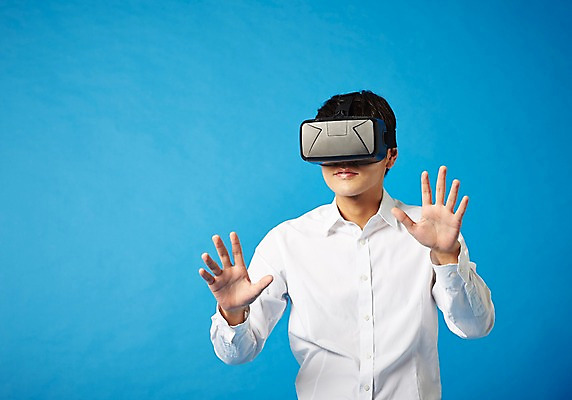 포토 JPG 스튜디오촬영 남자 비즈니스 모션 실내 정보기술 스마트라이프 한명 성인 30대 스마트기기 한국인 네트워크 스마트 가상현실 오큘러스 VR기기 국내포토 1 라이프스타일 컨셉 기술 사람 동양인 내부 장년 전자제품 기계 파일형식