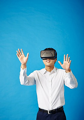 포토 JPG 스튜디오촬영 남자 비즈니스 모션 실내 정보기술 스마트라이프 한명 성인 30대 스마트기기 한국인 네트워크 스마트 가상현실 오큘러스 VR기기 국내포토 1 라이프스타일 컨셉 기술 사람 동양인 내부 장년 전자제품 기계 파일형식