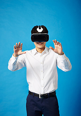 포토 JPG 스튜디오촬영 남자 비즈니스 모션 실내 정보기술 스마트라이프 한명 성인 30대 스마트기기 한국인 네트워크 스마트 가상현실 오큘러스 VR기기 국내포토 1 라이프스타일 컨셉 기술 사람 동양인 내부 장년 전자제품 기계 파일형식