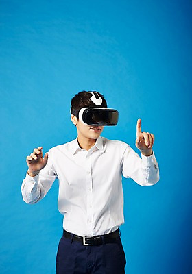 포토 JPG 스튜디오촬영 남자 비즈니스 모션 실내 정보기술 스마트라이프 한명 성인 30대 스마트기기 한국인 네트워크 스마트 가상현실 오큘러스 VR기기 국내포토 1 라이프스타일 컨셉 기술 사람 동양인 내부 장년 전자제품 기계 파일형식