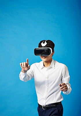 포토 JPG 스튜디오촬영 남자 비즈니스 모션 실내 정보기술 스마트라이프 한명 성인 30대 스마트기기 한국인 네트워크 스마트 가상현실 오큘러스 VR기기 국내포토 1 라이프스타일 컨셉 기술 사람 동양인 내부 장년 전자제품 기계 파일형식