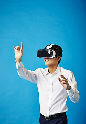 포토 JPG 스튜디오촬영 남자 비즈니스 모션 실내 정보기술 스마트라이프 한명 성인 30대 스마트기기 한국인 네트워크 스마트 가상현실 오큘러스 VR기기 국내포토 1 라이프스타일 컨셉 기술 사람 동양인 내부 장년 전자제품 기계 파일형식