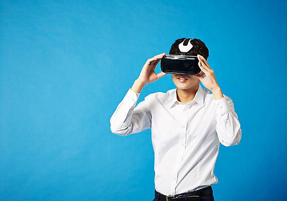 포토 JPG 스튜디오촬영 남자 비즈니스 모션 실내 정보기술 스마트라이프 한명 성인 30대 스마트기기 한국인 네트워크 스마트 가상현실 오큘러스 VR기기 국내포토 1 라이프스타일 컨셉 기술 사람 동양인 내부 장년 전자제품 기계 파일형식