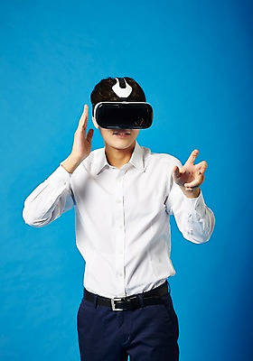 포토 JPG 스튜디오촬영 남자 비즈니스 모션 실내 정보기술 스마트라이프 한명 성인 30대 스마트기기 한국인 네트워크 스마트 가상현실 오큘러스 VR기기 국내포토 1 라이프스타일 컨셉 기술 사람 동양인 내부 장년 전자제품 기계 파일형식