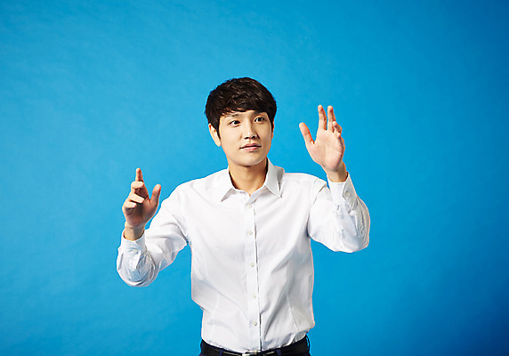 포토 JPG 스튜디오촬영 남자 비즈니스 모션 실내 정보기술 스마트라이프 한명 성인 30대 스마트기기 터치 한국인 네트워크 스마트 국내포토 1 라이프스타일 컨셉 기술 사람 동양인 내부 장년 전자제품 파일형식