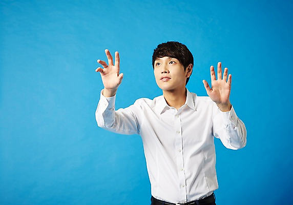 포토 JPG 스튜디오촬영 남자 비즈니스 모션 실내 정보기술 스마트라이프 한명 성인 30대 스마트기기 터치 한국인 네트워크 스마트 국내포토 1 라이프스타일 컨셉 기술 사람 동양인 내부 장년 전자제품 파일형식