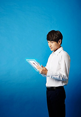 포토 JPG 스튜디오촬영 남자 비즈니스 모션 실내 정보기술 스마트라이프 한명 성인 30대 스마트기기 한국인 네트워크 스마트 국내포토 1 라이프스타일 컨셉 기술 사람 동양인 내부 장년 전자제품 파일형식