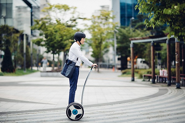 포토 JPG 주간 전신 남자 비즈니스 정보기술 스마트라이프 한명 성인 야외 옆모습 30대 스마트기기 한국인 네트워크 헬멧 스마트 출근 크로스백 스마트모빌리티 전동스쿠터 판교 모빌리티 국내포토 자연요소 1 라이프스타일 교통수단 뷰포인트 컨셉 가방 기술 사람 동양인 장년 전자제품 스쿠터 보호장비 출퇴근 분당 파일형식