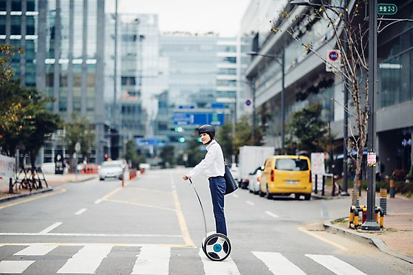 포토 JPG 주간 전신 남자 도로 비즈니스 정보기술 스마트라이프 한명 성인 야외 30대 스마트기기 한국인 네트워크 횡단보도 헬멧 스마트 출근 크로스백 스마트모빌리티 전동스쿠터 판교 모빌리티 국내포토 자연요소 1 라이프스타일 길 교통수단 컨셉 가방 교통시설 기술 사람 동양인 장년 전자제품 스쿠터 보행로 보호장비 출퇴근 분당 파일형식