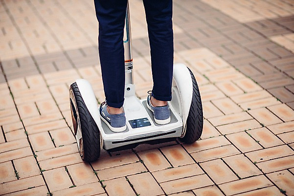 포토 JPG 주간 남자 비즈니스 정보기술 스마트라이프 한명 성인 야외 신체부위 30대 스마트기기 한국인 다리 네트워크 스마트 출근 스마트모빌리티 전동스쿠터 판교 모빌리티 국내포토 자연요소 1 라이프스타일 교통수단 컨셉 기술 사람 동양인 장년 전자제품 스쿠터 출퇴근 분당 파일형식