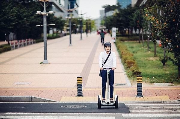 포토 JPG 주간 전신 남자 비즈니스 정보기술 스마트라이프 한명 성인 야외 30대 스마트기기 한국인 네트워크 횡단보도 헬멧 스마트 출근 크로스백 스마트모빌리티 전동스쿠터 판교 모빌리티 국내포토 자연요소 1 라이프스타일 교통수단 컨셉 가방 기술 사람 동양인 장년 전자제품 스쿠터 보행로 보호장비 출퇴근 분당 파일형식