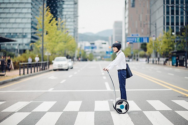 포토 JPG 주간 전신 남자 도로 비즈니스 정보기술 스마트라이프 한명 성인 야외 옆모습 30대 스마트기기 한국인 네트워크 횡단보도 헬멧 스마트 출근 건너기 스마트모빌리티 전동스쿠터 판교 모빌리티 국내포토 자연요소 1 라이프스타일 길 교통수단 뷰포인트 컨셉 교통시설 모션 기술 사람 동양인 장년 전자제품 스쿠터 보행로 보호장비 출퇴근 분당 파일형식