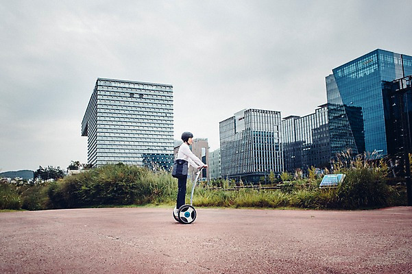 포토 JPG 주간 전신 남자 비즈니스 정보기술 스마트라이프 한명 빌딩 성인 야외 30대 스마트기기 한국인 네트워크 헬멧 스마트 출근 스마트모빌리티 전동스쿠터 판교 모빌리티 국내포토 자연요소 1 라이프스타일 교통수단 컨셉 기술 사람 동양인 건물 장년 전자제품 스쿠터 보호장비 출퇴근 분당 파일형식