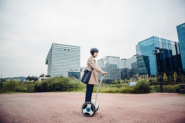 포토 JPG 주간 전신 남자 비즈니스 정보기술 스마트라이프 한명 빌딩 성인 야외 30대 스마트기기 한국인 네트워크 트렌치코트 헬멧 스마트 출근 스마트모빌리티 전동스쿠터 판교 모빌리티 국내포토 자연요소 1 라이프스타일 교통수단 컨셉 기술 사람 동양인 건물 장년 전자제품 코트 스쿠터 보호장비 출퇴근 분당 파일형식