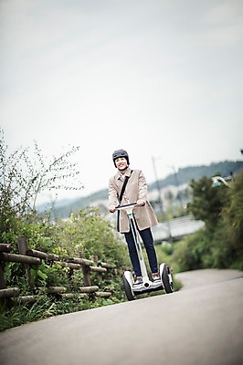 포토 JPG 주간 전신 남자 비즈니스 정보기술 스마트라이프 한명 성인 야외 30대 스마트기기 한국인 네트워크 트렌치코트 헬멧 스마트 출근 스마트모빌리티 전동스쿠터 판교 모빌리티 국내포토 자연요소 1 라이프스타일 교통수단 컨셉 기술 사람 동양인 장년 전자제품 코트 스쿠터 보호장비 출퇴근 분당 파일형식