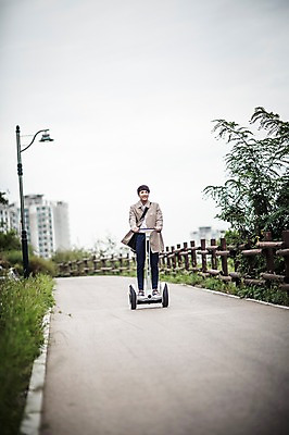 포토 JPG 주간 전신 남자 비즈니스 정보기술 스마트라이프 한명 성인 야외 30대 스마트기기 한국인 네트워크 트렌치코트 스마트 출근 스마트모빌리티 전동스쿠터 판교 모빌리티 국내포토 자연요소 1 라이프스타일 교통수단 컨셉 기술 사람 동양인 장년 전자제품 코트 스쿠터 출퇴근 분당 파일형식