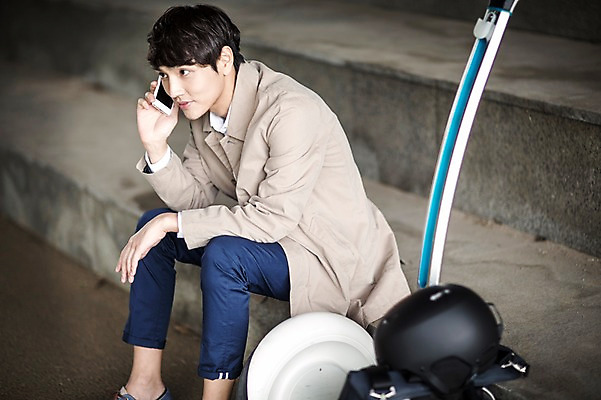 포토 JPG 주간 남자 비즈니스 정보기술 스마트라이프 한명 성인 야외 30대 스마트폰 스마트기기 한국인 네트워크 트렌치코트 헬멧 스마트 통화 스마트모빌리티 전동스쿠터 판교 모빌리티 국내포토 자연요소 1 라이프스타일 교통수단 컨셉 모션 기술 사람 동양인 장년 전자제품 핸드폰 코트 스쿠터 보호장비 분당 파일형식