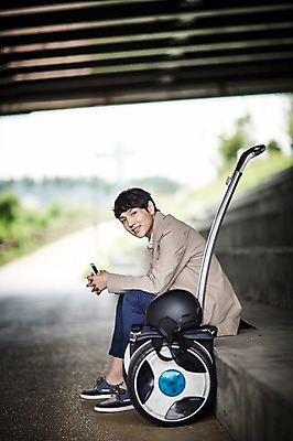 포토 JPG 주간 남자 비즈니스 정보기술 스마트라이프 한명 성인 야외 30대 스마트기기 한국인 네트워크 트렌치코트 스마트 다리밑 스마트모빌리티 전동스쿠터 판교 모빌리티 국내포토 자연요소 1 라이프스타일 교통수단 컨셉 기술 사람 동양인 장년 전자제품 코트 스쿠터 다리_건축물 아래 분당 파일형식