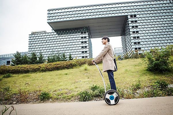 포토 JPG 주간 전신 남자 비즈니스 정보기술 스마트라이프 한명 빌딩 성인 야외 옆모습 30대 스마트기기 한국인 네트워크 트렌치코트 스마트 출근 스마트모빌리티 전동스쿠터 판교 모빌리티 국내포토 자연요소 1 라이프스타일 교통수단 뷰포인트 컨셉 기술 사람 동양인 건물 장년 전자제품 코트 스쿠터 출퇴근 분당 파일형식