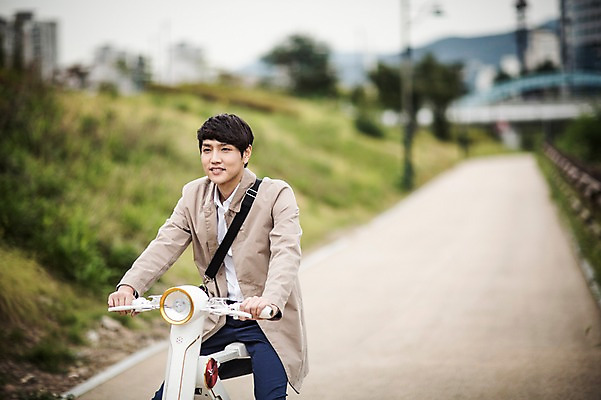 포토 JPG 주간 남자 비즈니스 정보기술 스마트라이프 한명 성인 야외 30대 스마트기기 한국인 네트워크 트렌치코트 스마트 출근 스마트모빌리티 전동스쿠터 판교 모빌리티 국내포토 자연요소 1 라이프스타일 교통수단 컨셉 기술 사람 동양인 장년 전자제품 코트 스쿠터 출퇴근 분당 파일형식