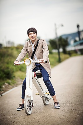 포토 JPG 주간 전신 남자 비즈니스 정보기술 스마트라이프 한명 성인 야외 30대 스마트기기 한국인 네트워크 트렌치코트 스마트 출근 스마트모빌리티 전동스쿠터 판교 모빌리티 국내포토 자연요소 1 라이프스타일 교통수단 컨셉 기술 사람 동양인 장년 전자제품 코트 스쿠터 출퇴근 분당 파일형식