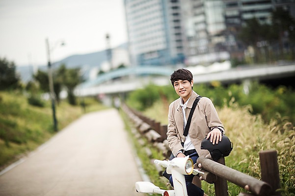 포토 JPG 주간 남자 비즈니스 휴식 정보기술 스마트라이프 한명 성인 야외 30대 스마트기기 울타리 한국인 네트워크 트렌치코트 스마트 출근 나무울타리 스마트모빌리티 전동스쿠터 판교 모빌리티 국내포토 자연요소 1 라이프스타일 교통수단 컨셉 기술 사람 동양인 장년 전자제품 담장 코트 스쿠터 출퇴근 분당 파일형식