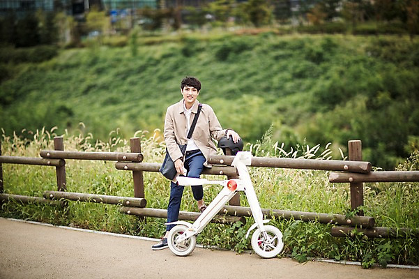 포토 JPG 주간 전신 남자 비즈니스 휴식 정보기술 스마트라이프 한명 성인 야외 30대 스마트기기 울타리 한국인 네트워크 트렌치코트 스마트 출근 나무울타리 스마트모빌리티 전동스쿠터 판교 모빌리티 국내포토 자연요소 1 라이프스타일 교통수단 컨셉 기술 사람 동양인 장년 전자제품 담장 코트 스쿠터 출퇴근 분당 파일형식