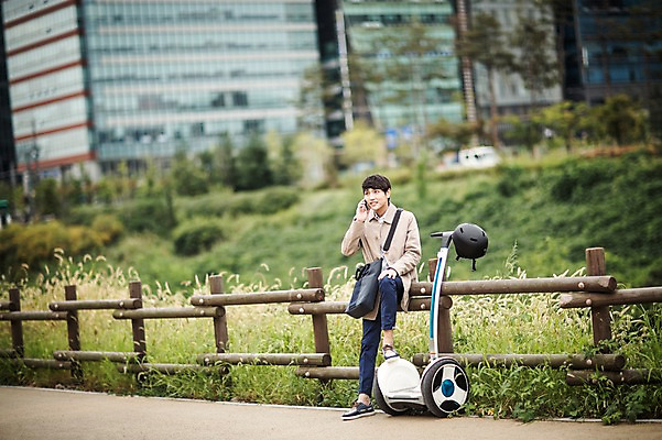 포토 JPG 주간 전신 남자 비즈니스 정보기술 스마트라이프 한명 성인 야외 30대 스마트기기 울타리 한국인 네트워크 트렌치코트 헬멧 스마트 출근 통화 나무울타리 스마트모빌리티 전동스쿠터 판교 모빌리티 국내포토 자연요소 1 라이프스타일 교통수단 컨셉 모션 기술 사람 동양인 장년 전자제품 담장 코트 스쿠터 보호장비 출퇴근 분당 파일형식