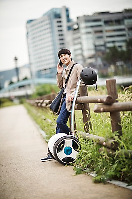 포토 JPG 주간 전신 남자 비즈니스 정보기술 스마트라이프 한명 성인 야외 30대 스마트기기 울타리 한국인 네트워크 트렌치코트 헬멧 스마트 출근 통화 나무울타리 스마트모빌리티 전동스쿠터 판교 모빌리티 국내포토 자연요소 1 라이프스타일 교통수단 컨셉 모션 기술 사람 동양인 장년 전자제품 담장 코트 스쿠터 보호장비 출퇴근 분당 파일형식