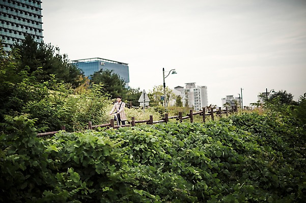 포토 JPG 주간 남자 비즈니스 정보기술 스마트라이프 한명 성인 야외 30대 스마트기기 한국인 네트워크 풀잎 트렌치코트 스마트 출근 스마트모빌리티 전동스쿠터 판교 모빌리티 국내포토 자연요소 1 라이프스타일 교통수단 컨셉 잎 기술 사람 동양인 장년 전자제품 코트 스쿠터 풀_식물 출퇴근 분당 파일형식
