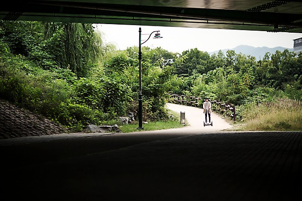 포토 JPG 주간 남자 비즈니스 정보기술 스마트라이프 한명 성인 야외 30대 스마트기기 한국인 네트워크 풀잎 트렌치코트 스마트 출근 스마트모빌리티 전동스쿠터 판교 모빌리티 국내포토 자연요소 1 라이프스타일 교통수단 컨셉 잎 기술 사람 동양인 장년 전자제품 코트 스쿠터 풀_식물 출퇴근 분당 파일형식