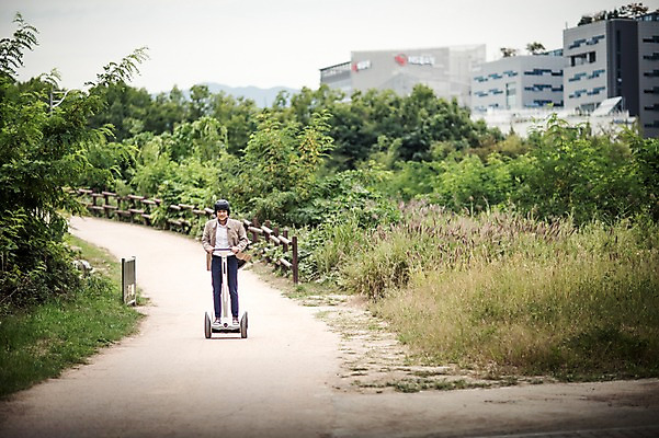포토 JPG 주간 남자 비즈니스 정보기술 스마트라이프 한명 성인 야외 30대 스마트기기 한국인 네트워크 풀잎 트렌치코트 스마트 출근 스마트모빌리티 전동스쿠터 판교 모빌리티 국내포토 자연요소 1 라이프스타일 교통수단 컨셉 잎 기술 사람 동양인 장년 전자제품 코트 스쿠터 풀_식물 출퇴근 분당 파일형식