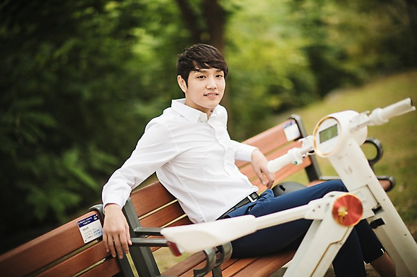 포토 JPG 주간 나무 공원 남자 벤치 비즈니스 휴식 정보기술 스마트라이프 한명 성인 야외 30대 스마트기기 한국인 네트워크 스마트 스마트모빌리티 전동스쿠터 판교 모빌리티 국내포토 자연요소 식물 1 라이프스타일 공공시설 교통수단 컨셉 의자 기술 사람 동양인 장년 전자제품 스쿠터 분당 파일형식