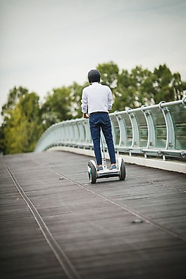 포토 JPG 주간 전신 남자 비즈니스 정보기술 스마트라이프 한명 성인 야외 뒷모습 30대 스마트기기 한국인 네트워크 헬멧 스마트 출근 스마트모빌리티 전동스쿠터 판교 모빌리티 국내포토 자연요소 1 라이프스타일 교통수단 뷰포인트 컨셉 기술 사람 동양인 장년 전자제품 스쿠터 보호장비 출퇴근 분당 파일형식