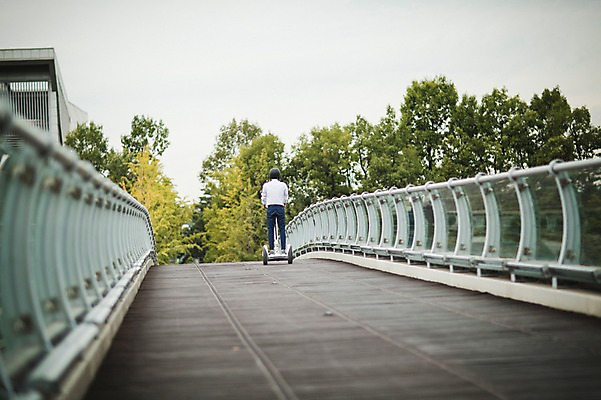 포토 JPG 주간 전신 남자 비즈니스 정보기술 스마트라이프 한명 성인 야외 뒷모습 30대 스마트기기 한국인 네트워크 헬멧 스마트 출근 스마트모빌리티 전동스쿠터 판교 모빌리티 국내포토 자연요소 1 라이프스타일 교통수단 뷰포인트 컨셉 기술 사람 동양인 장년 전자제품 스쿠터 보호장비 출퇴근 분당 파일형식