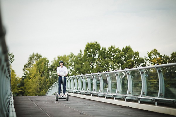 포토 JPG 주간 전신 남자 비즈니스 정보기술 스마트라이프 한명 성인 야외 30대 스마트기기 한국인 네트워크 헬멧 스마트 출근 스마트모빌리티 전동스쿠터 판교 모빌리티 국내포토 자연요소 1 라이프스타일 교통수단 컨셉 기술 사람 동양인 장년 전자제품 스쿠터 보호장비 출퇴근 분당 파일형식